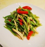在福州爱食堂的废墟里，热乎乎的饭菜让眼泪盈眶…