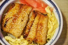 在这个深夜的餐厅里有三个女孩做烧烤吗