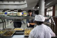 餐馆里的顾客争先恐后地买单，然后偷偷溜走