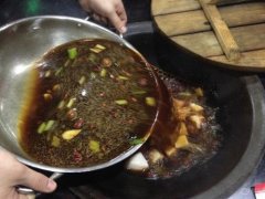 大学食堂波光粼粼的面窗，每天卖200多份，收入3000多元！
