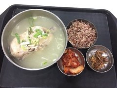酒店礼品，餐厅菜肴，公司希望更多的工作被机器人服务员取代