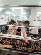 清华有多好只要看看食堂就够了，网友们：冷窗硬看书，只为混合口吃