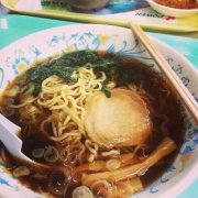 青岛食品厂违反食堂建设，执法队立即进行检查，并要求暂停