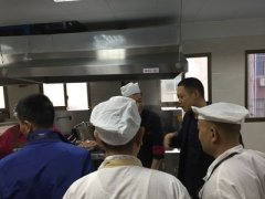 网洪食堂，视学生为自己的孩子
