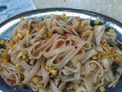 威海小学食堂重复用油：校长停课，教师轮流陪餐