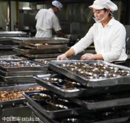 食堂外包公司推荐陈醋鸡爪的做法