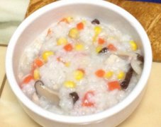 中膳食堂托管:香菇鸡肉粥的做法